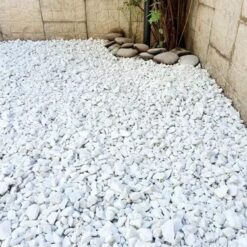 Piedra blanca partida 1.10 tamboreada x 1kg, lavada y decorativa, ideal para macetas, jardines y canteros