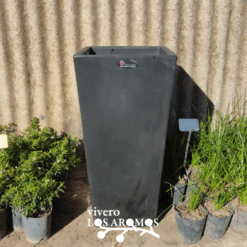 RAYUN - MACETA ROTOMOLDEADO PIRAMIDAL N°67 RB LISAS - NEGRO