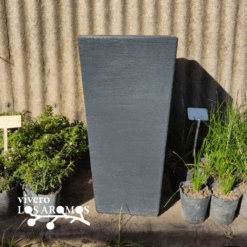 RAYUN - MACETA ROTOMOLDEADO PIRAMIDAL N°67 RB TEXTURADO - NEGRO